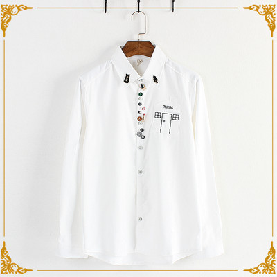 Tikandite ja värviliste nööpidega naiste särk