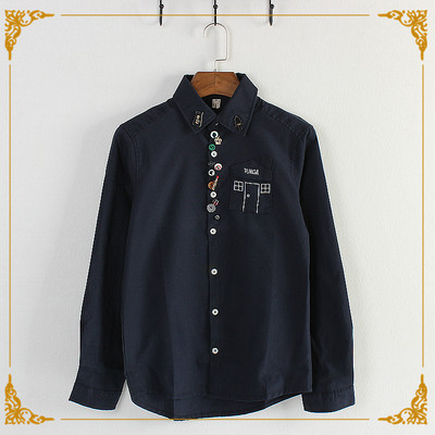 Tikandite ja värviliste nööpidega naiste särk