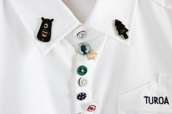 Tikandite ja värviliste nööpidega naiste särk