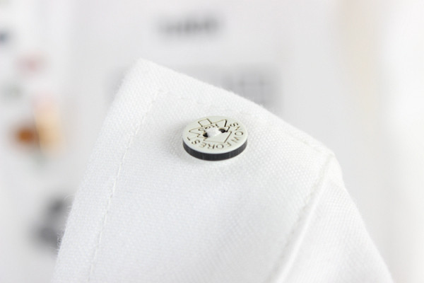 Tikandite ja värviliste nööpidega naiste särk