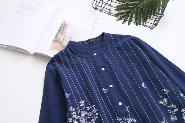 Női hosszú ing aszimmetrikus mintával, hímzéssel