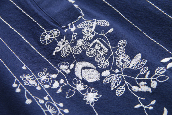 Női hosszú ing aszimmetrikus mintával, hímzéssel