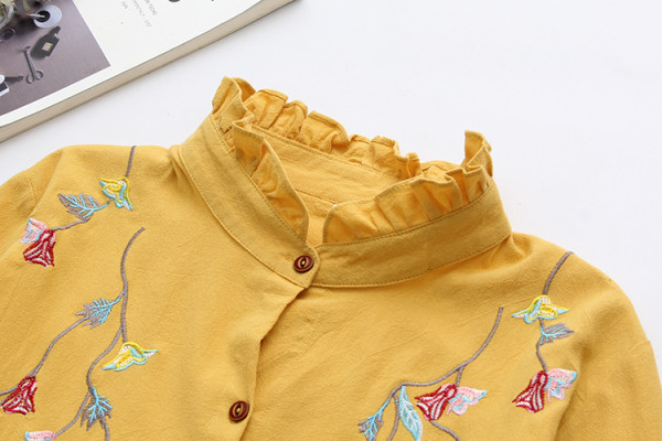 Naiste vabaajasärk nööpide ja tikandiga neljas värvitoonis