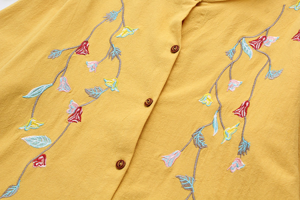 Naiste vabaajasärk nööpide ja tikandiga neljas värvitoonis