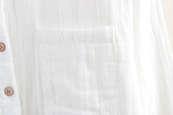 Lai nööpide ja taskutega naiste särgi mudel