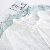 Női ing fürtökkel és nyakkivágással