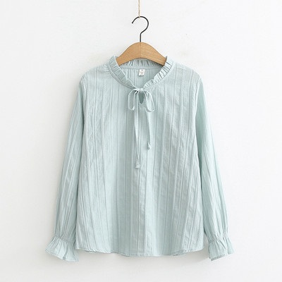 Női ing fürtökkel és nyakkivágással