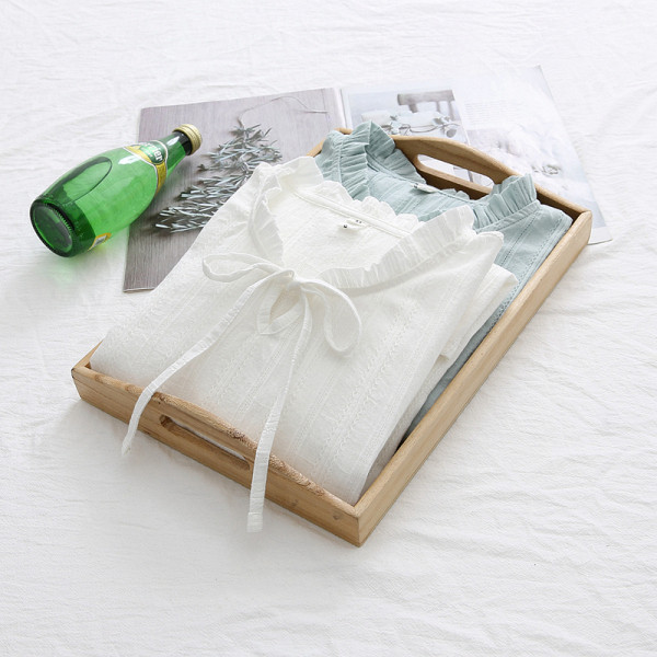 Női ing fürtökkel és nyakkivágással