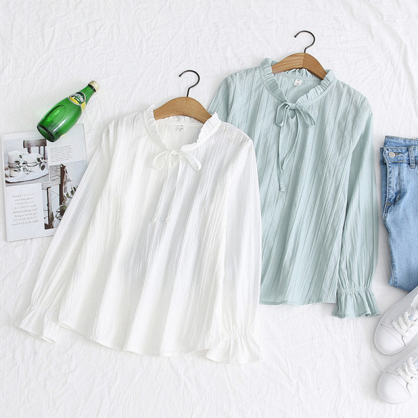 Női ing fürtökkel és nyakkivágással