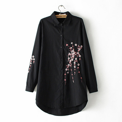 Γυναικείο πουκάμισο ασύμμετρο μοντέλο με κλασικό κολάρο σε λευκό και μαύρο χρώμα