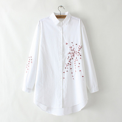 Γυναικείο πουκάμισο ασύμμετρο μοντέλο με κλασικό κολάρο σε λευκό και μαύρο χρώμα