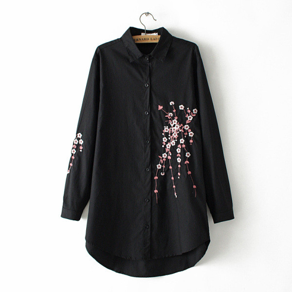 Γυναικείο πουκάμισο ασύμμετρο μοντέλο με κλασικό κολάρο σε λευκό και μαύρο χρώμα