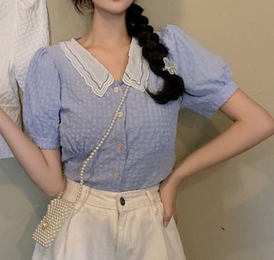 Moodne lühikeste varrukate ja spitsikaelusega naiste särk