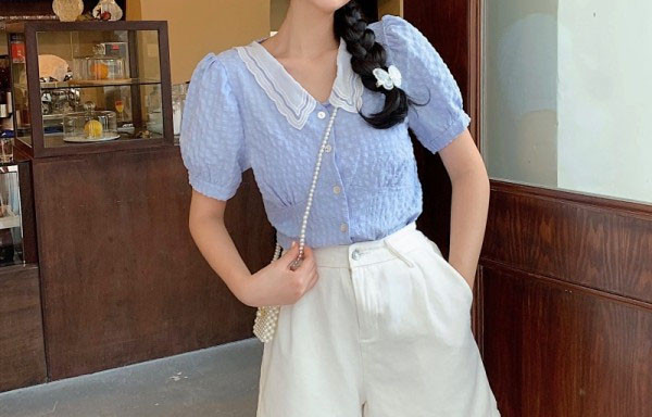 Moodne lühikeste varrukate ja spitsikaelusega naiste särk