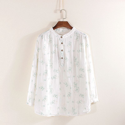 Wide shirt model with floral pattern