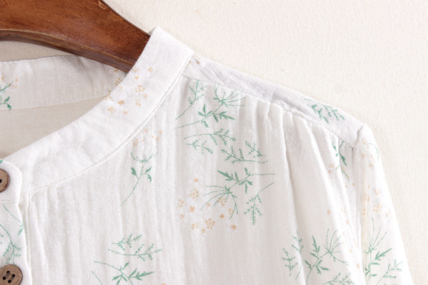 Μονόχρωμο μοντέλο με λουλουδάτο μοτίβο