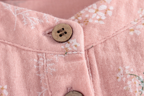 Μονόχρωμο μοντέλο με λουλουδάτο μοτίβο