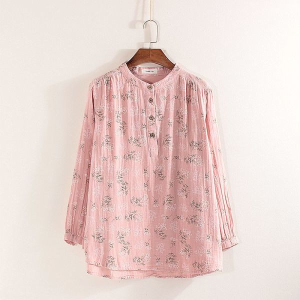 Μονόχρωμο μοντέλο με λουλουδάτο μοτίβο