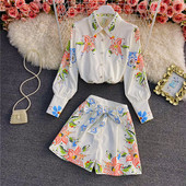 Naiste vabaaja komplekt lillemustriga kahes osas