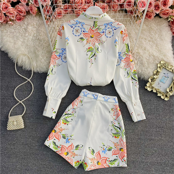 Naiste vabaaja komplekt lillemustriga kahes osas