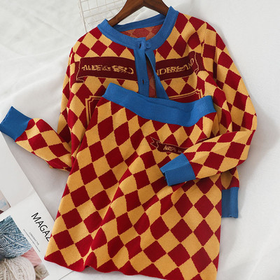 Цветен дамски комплект от две части-пола и жилетка