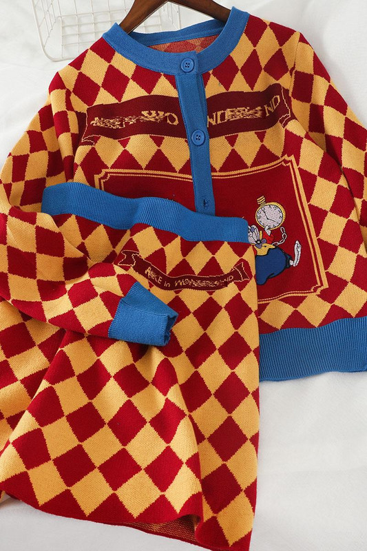 Цветен дамски комплект от две части-пола и жилетка