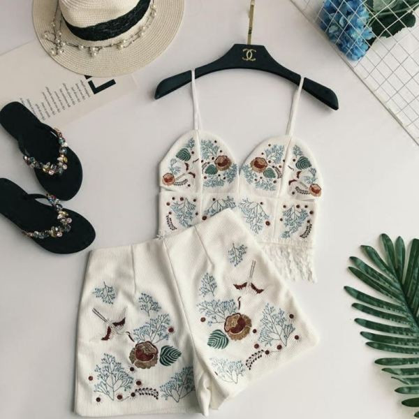 Új modell kétrészes női szett fehér és fekete hímzéssel