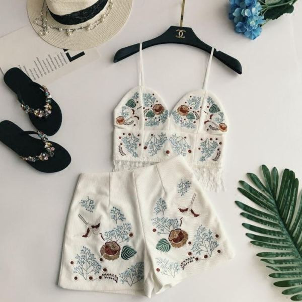 Új modell kétrészes női szett fehér és fekete hímzéssel