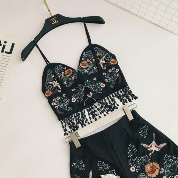 Új modell kétrészes női szett fehér és fekete hímzéssel