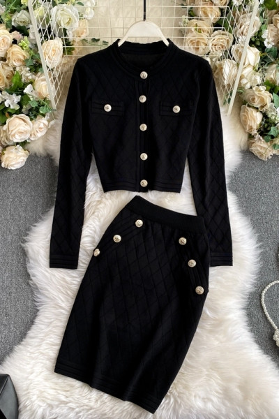 Modern női szett fekete színben, arany gombokkal
