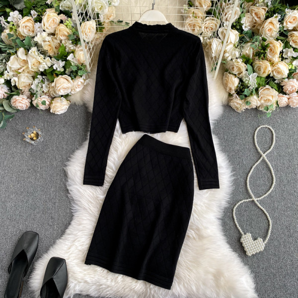 Modern női szett fekete színben, arany gombokkal