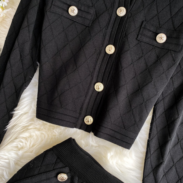 Modern női szett fekete színben, arany gombokkal