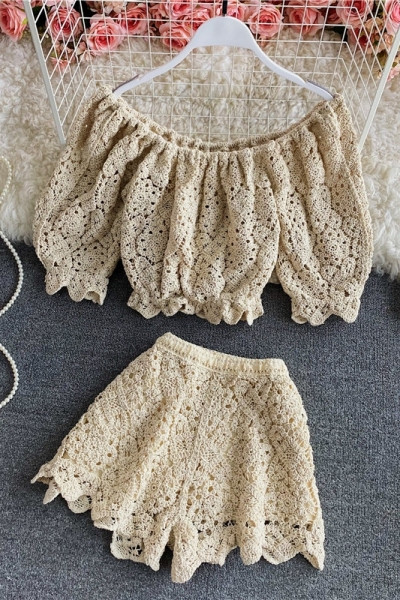 Πλεκτό γυναικείο σετ από δύο μέρη σε μπεζ και λευκό χρώμα