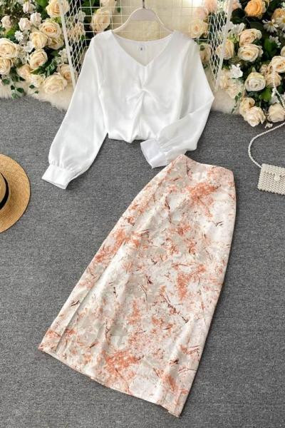 Novi model ženskog kompleta iz dva dela suknje i bluze