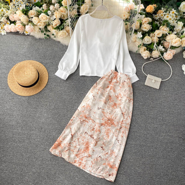 Novi model ženskog kompleta iz dva dela suknje i bluze