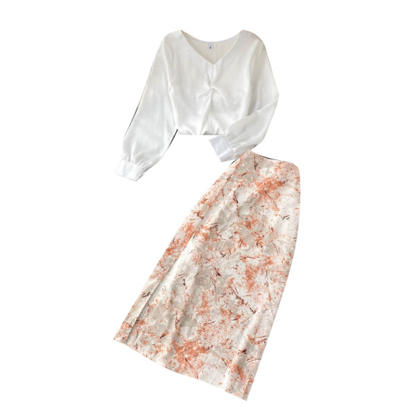 Novi model ženskog kompleta iz dva dela suknje i bluze