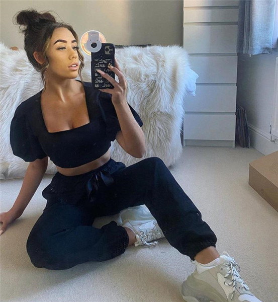 Alkalmi nadrág és rövid mellszett, puffos ujjakkal