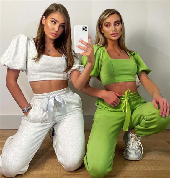 Alkalmi nadrág és rövid mellszett, puffos ujjakkal