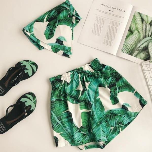 Värviline naiste komplekt kaheosalistest lühikestest pükstest ja rinnast