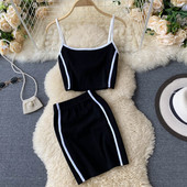 Naiste sportlik-vabaaja komplekt kaheosalisest seelikust + topp