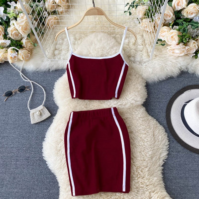 Naiste sportlik-vabaaja komplekt kaheosalisest seelikust + topp