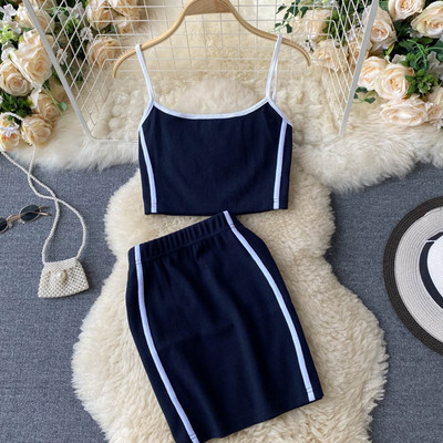 Naiste sportlik-vabaaja komplekt kaheosalisest seelikust + topp