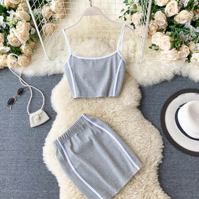 Naiste sportlik-vabaaja komplekt kaheosalisest seelikust + topp