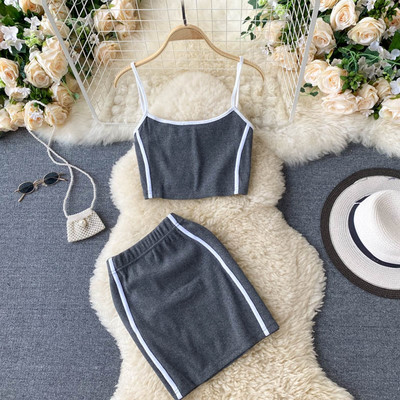 Naiste sportlik-vabaaja komplekt kaheosalisest seelikust + topp