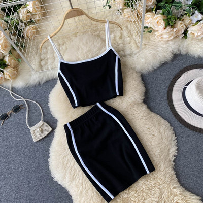 Naiste sportlik-vabaaja komplekt kaheosalisest seelikust + topp