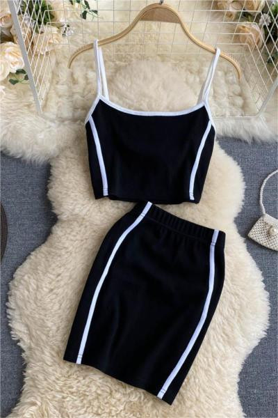 Naiste sportlik-vabaaja komplekt kaheosalisest seelikust + topp