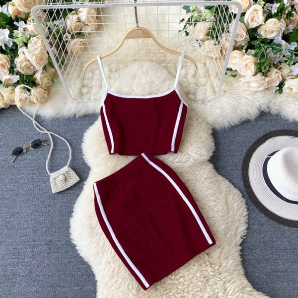 Naiste sportlik-vabaaja komplekt kaheosalisest seelikust + topp