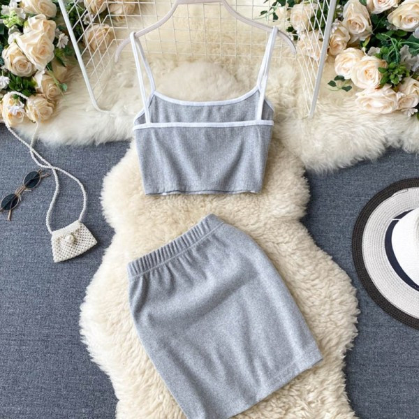 Naiste sportlik-vabaaja komplekt kaheosalisest seelikust + topp