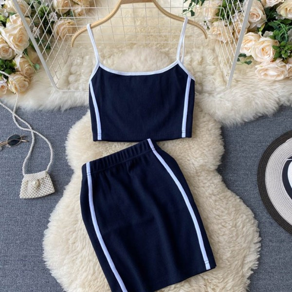 Naiste sportlik-vabaaja komplekt kaheosalisest seelikust + topp