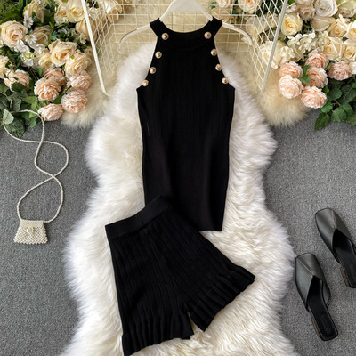 Дамски плетен комплект от потник и къси панталони